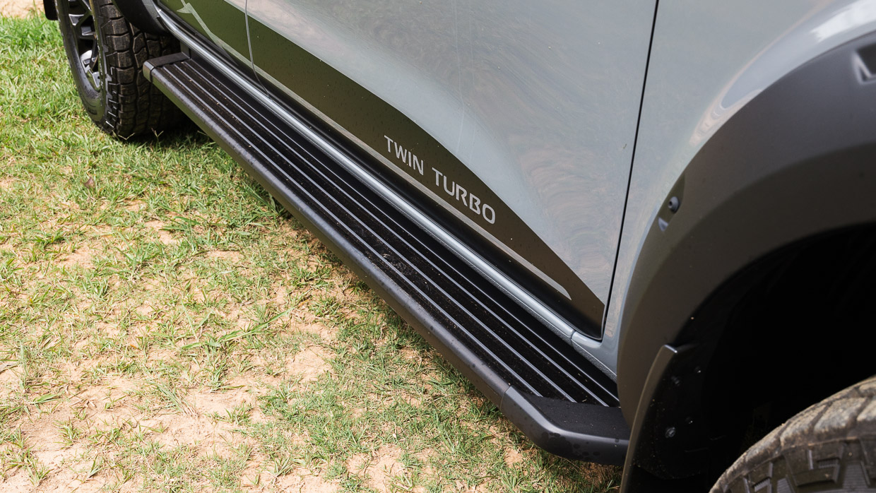Nissan Navara Pro-4X Warrior 2025 side step
