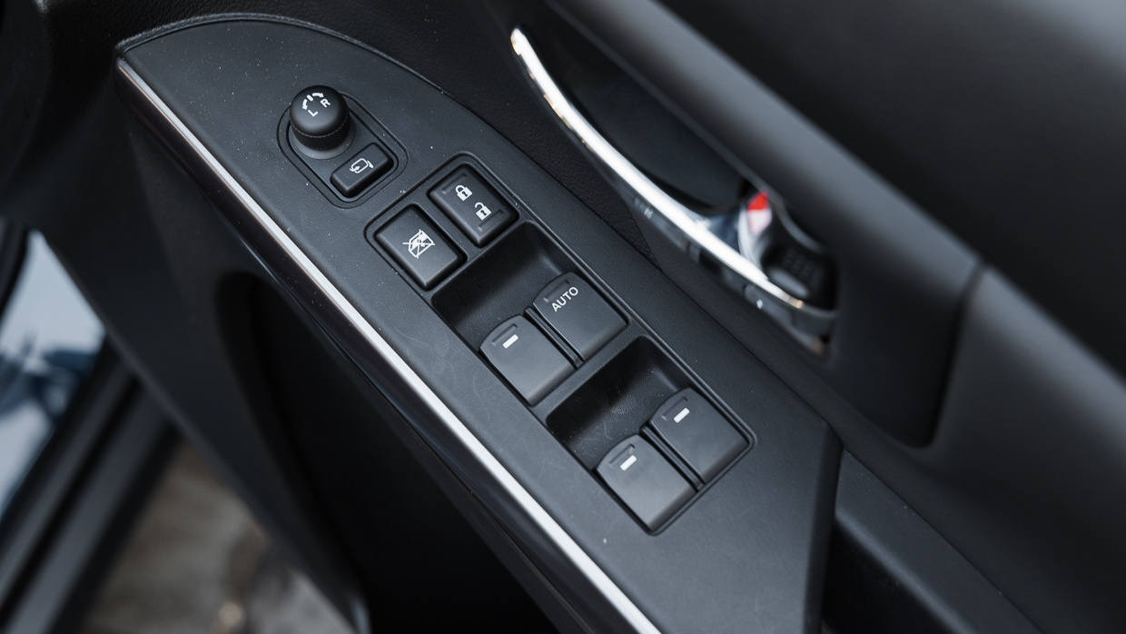 Suzuki S-Cross AllGrip Prestige 2025 switches