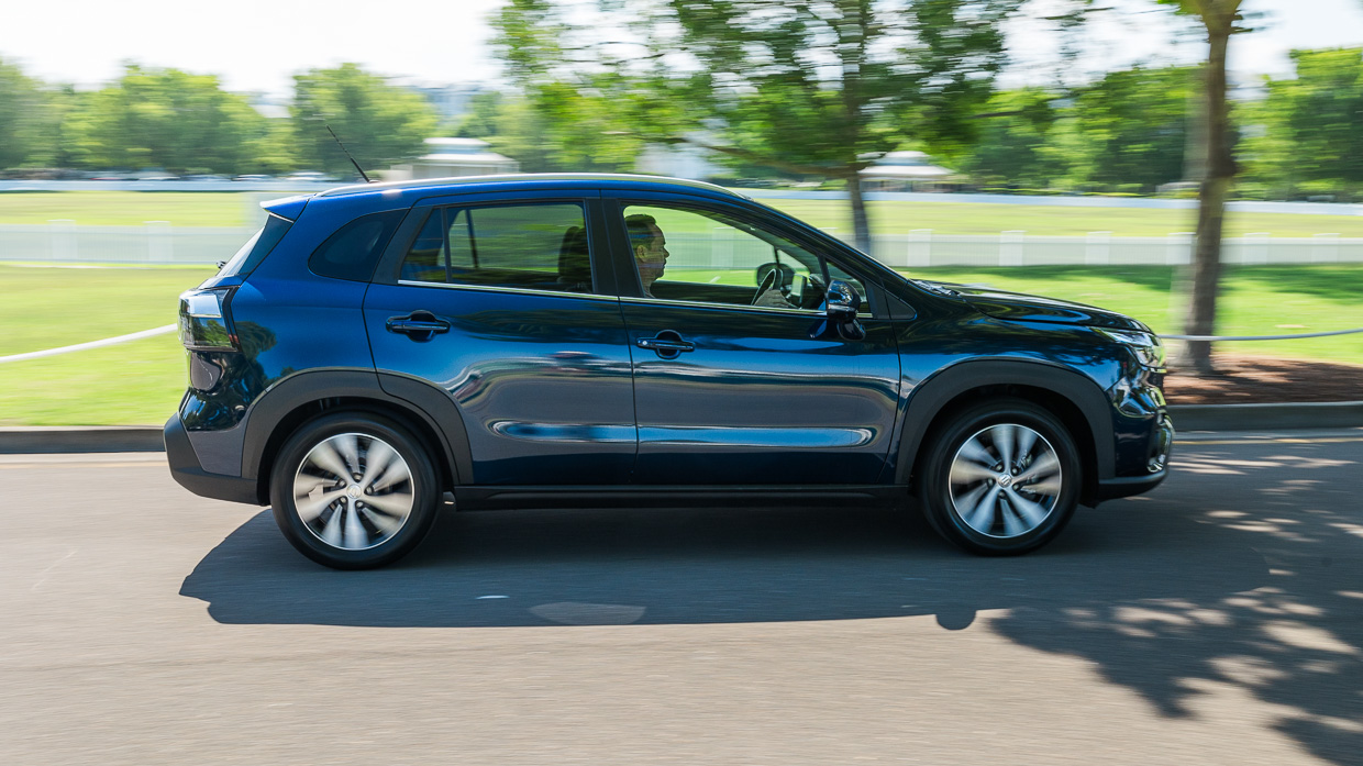 Suzuki S-Cross AllGrip Prestige 2025 driving 9