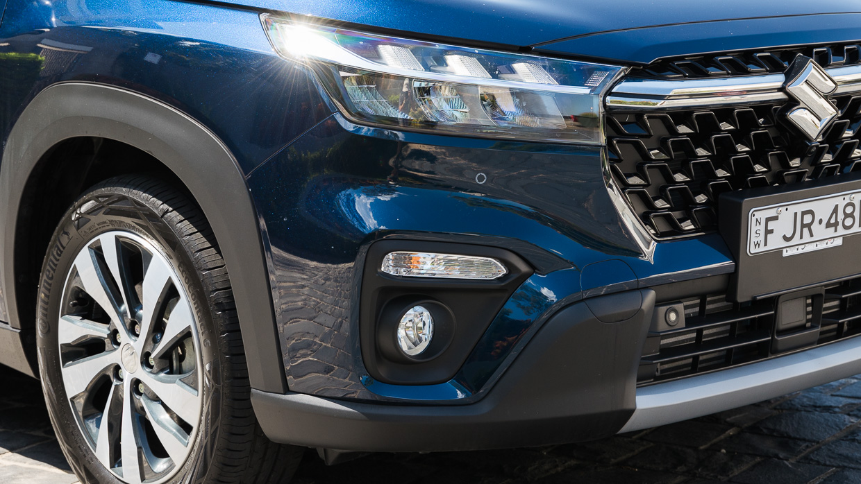 Suzuki S-Cross AllGrip Prestige 2025 front 3/4 close