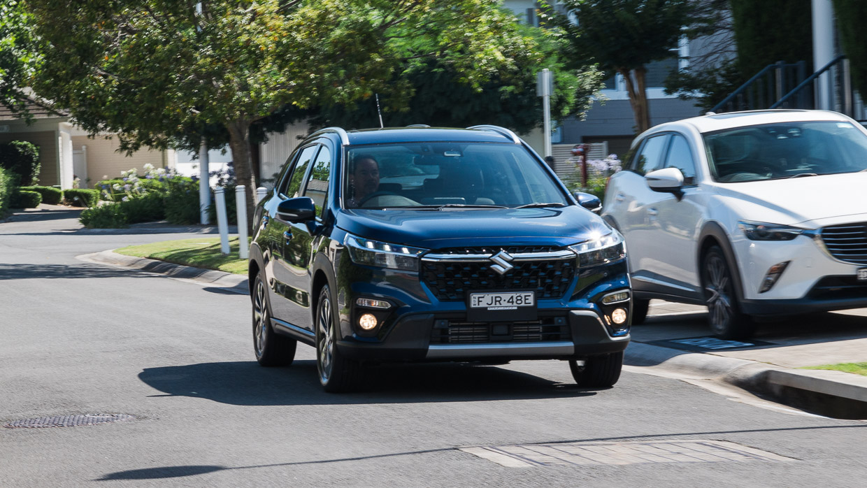 Suzuki S-Cross AllGrip Prestige 2025 driving 6