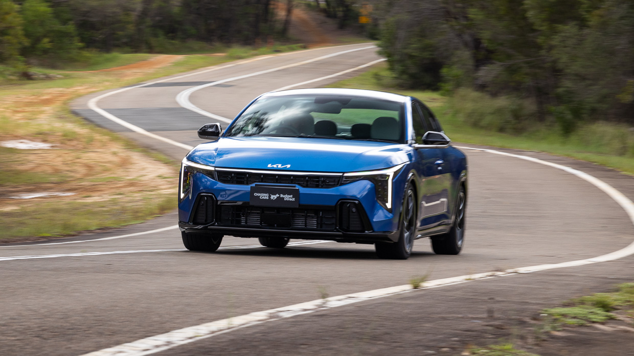 Kia K4 GT-Line 2025 driving front 12