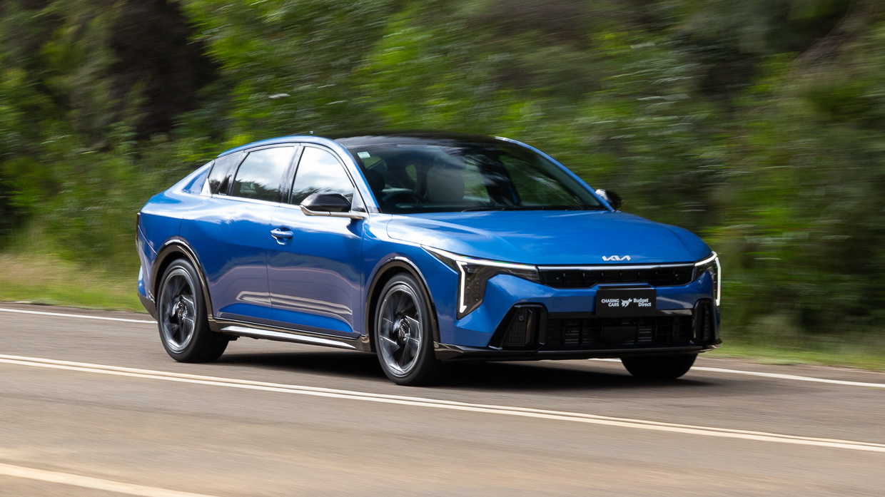 Kia K4 GT-Line 2025 driving front 21