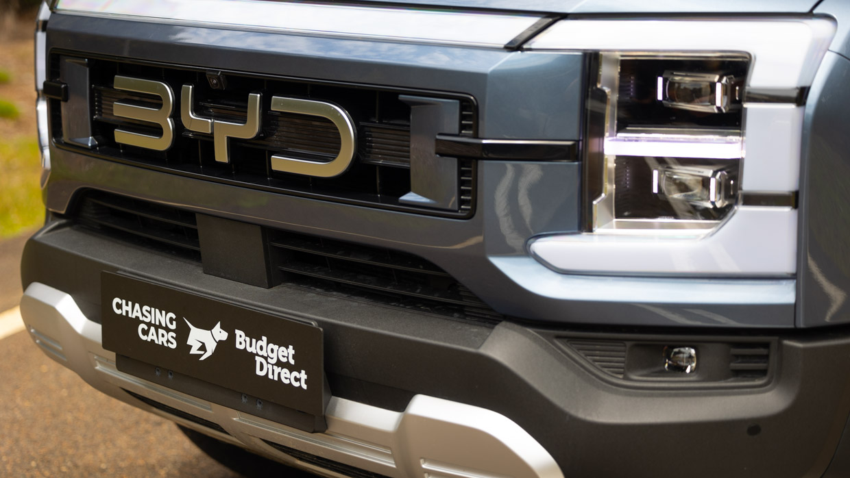 BYD Shark 6 2025 front 3/4 close