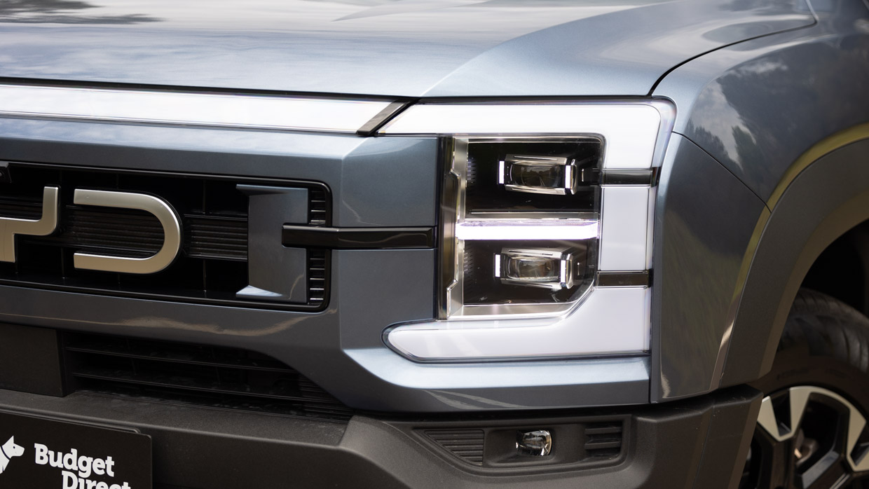 BYD Shark 6 2025 front 3/4 close 2