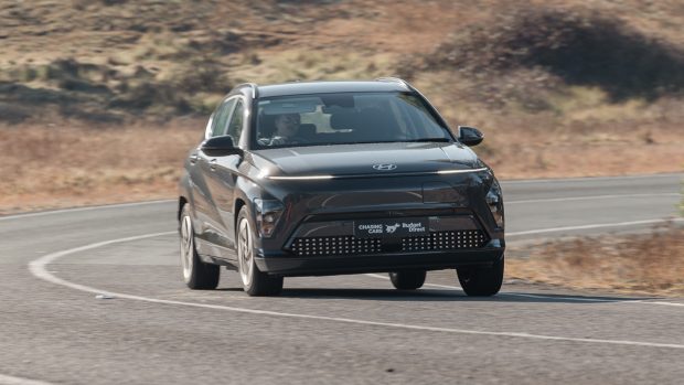 Hyundai Kona Electric (Base) EVOTY 2024 front 2