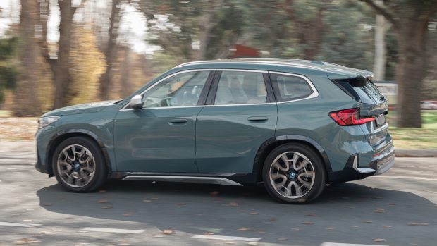 BMW iX1 eDrive 20 xLine EVOTY 2024 side