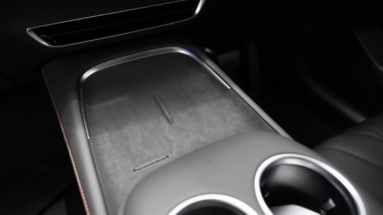 Deepal S07 2025 interior phone charger