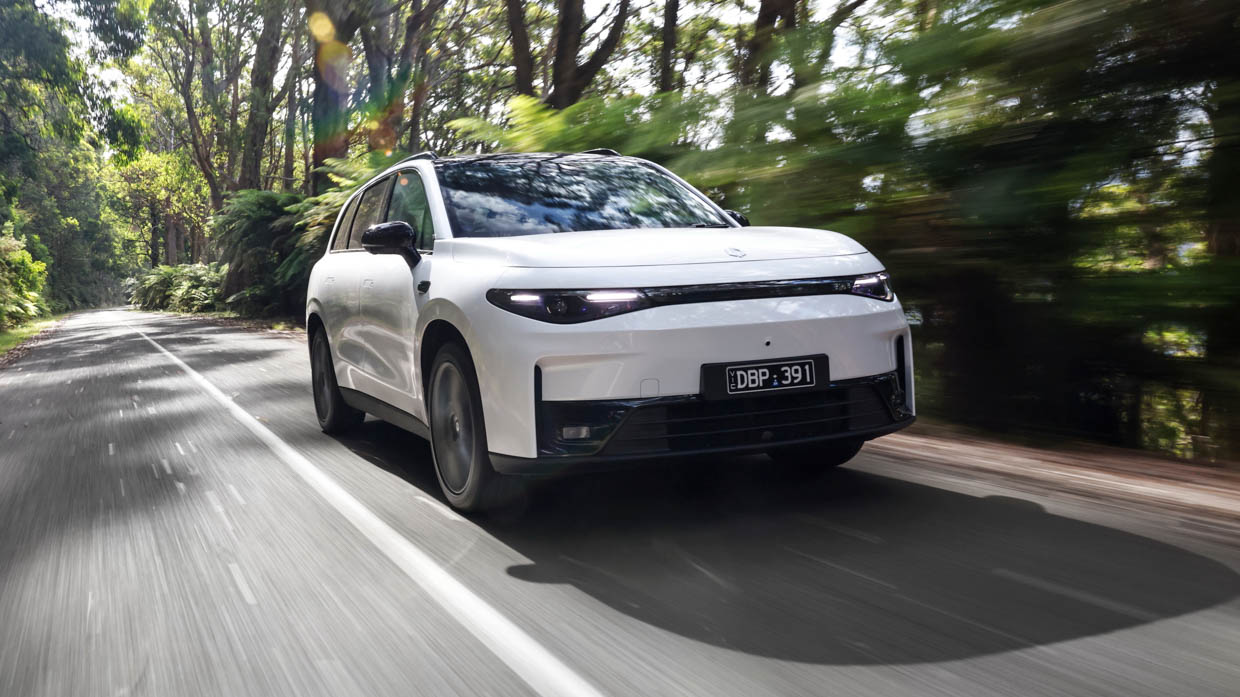 Leapmotor C10 Design 2025 driving front b road