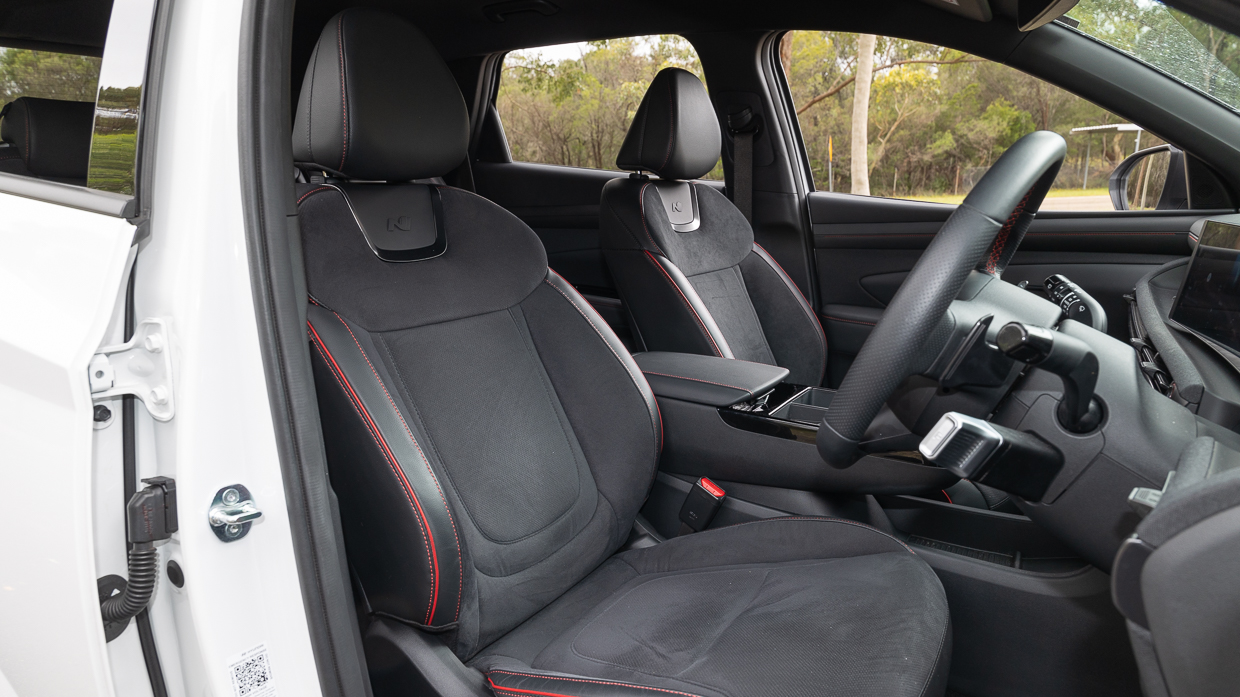 Hyundai Tucson Elite Hybrid LT 2025 front seat