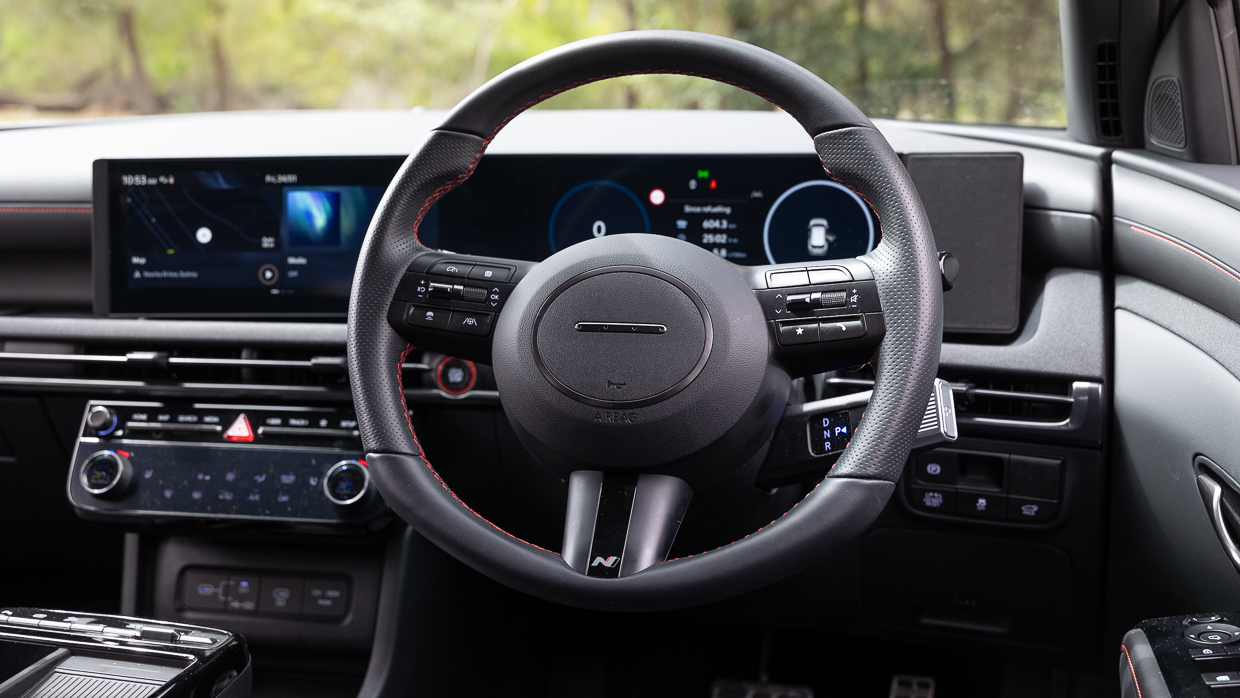 Hyundai Tucson Elite Hybrid LT 2025 interior steering wheel