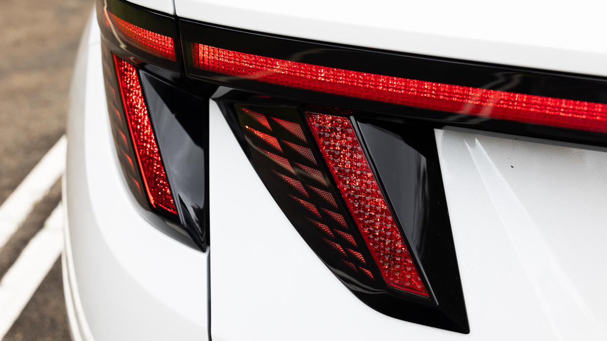 Hyundai Tucson Elite Hybrid LT 2025 tail-light