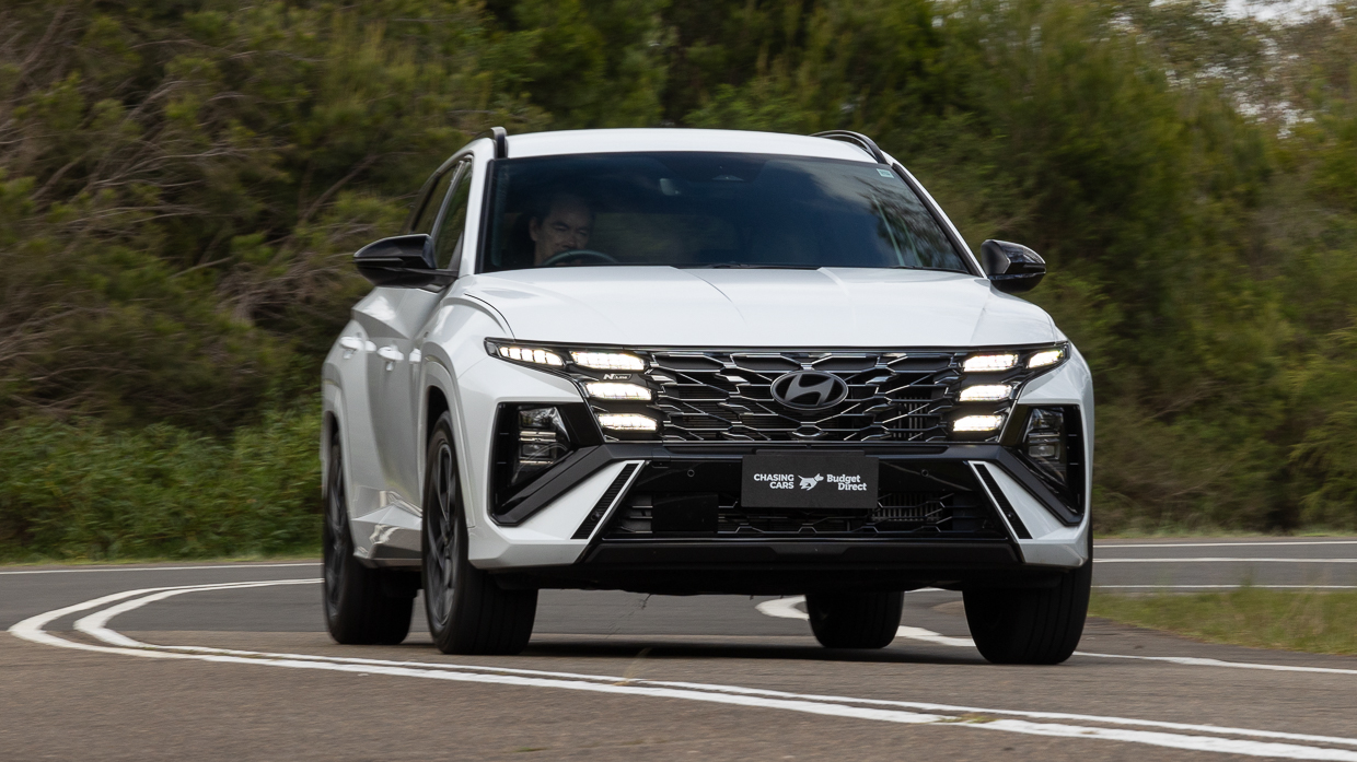 Hyundai Tucson Elite Hybrid LT 2025 driving 4