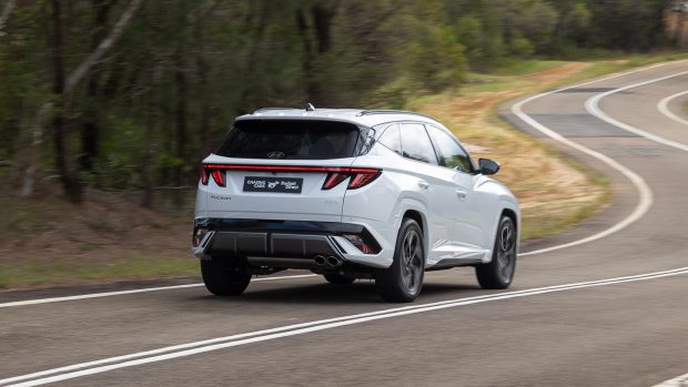 Hyundai Tucson Elite Hybrid LT 2025 driving 11