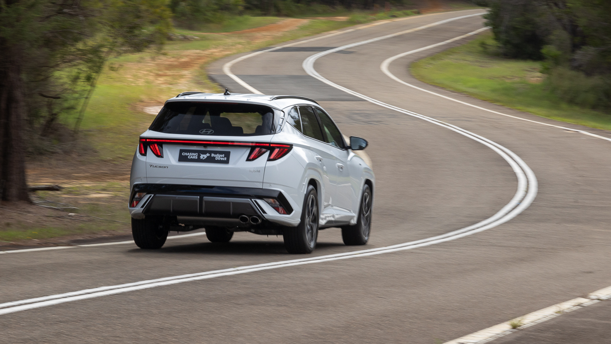 Hyundai Tucson Elite Hybrid LT 2025 driving 12
