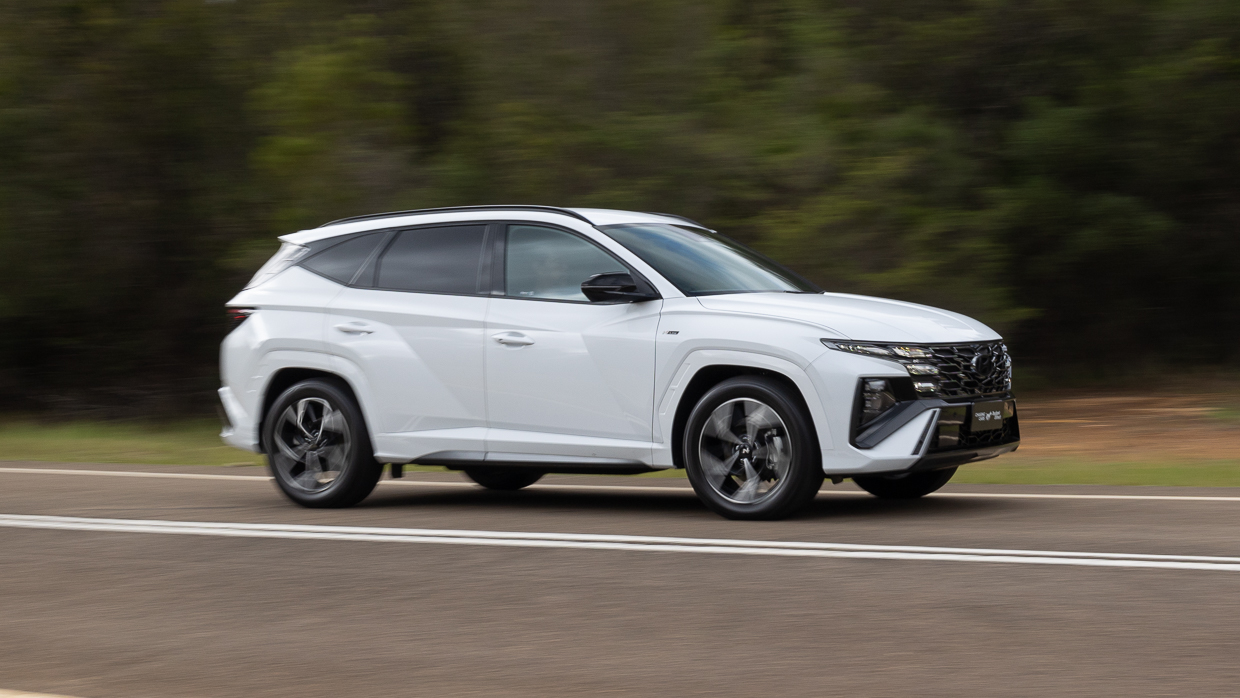 Hyundai Tucson Elite Hybrid LT 2025 driving 17