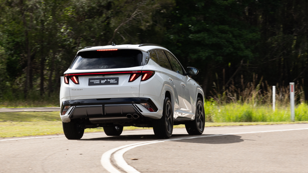 Hyundai Tucson Elite Hybrid LT 2025 driving 25