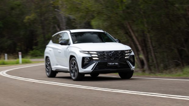 Hyundai Tucson Elite Hybrid LT 2025 driving 26