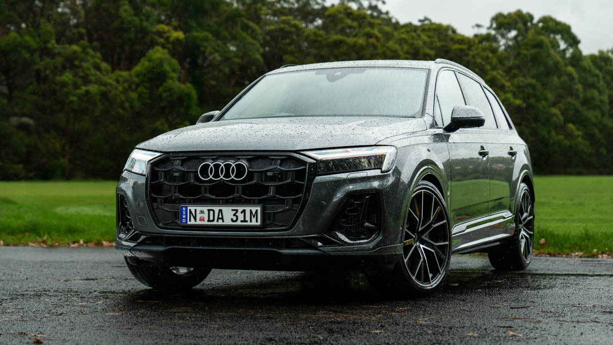 Audi Q7 55 TFSI 2025 entrance