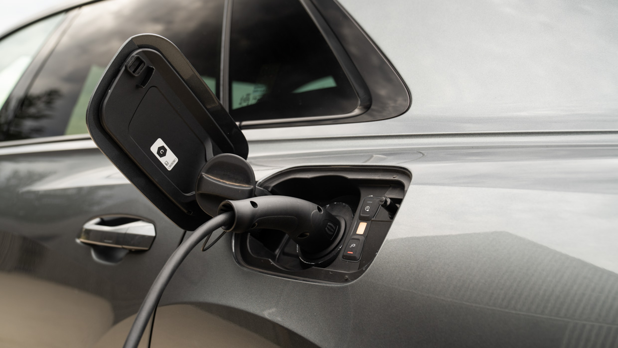 Audi Q8 60 TFSI e 2025 plug