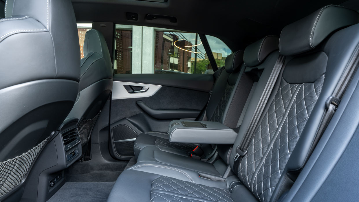 Audi Q8 60 TFSI e 2025 back seat