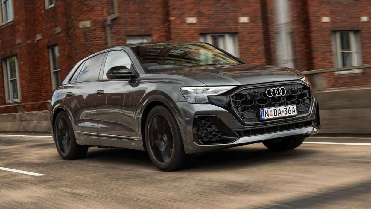 Audi Q8 60 TFSI e 2025 driving