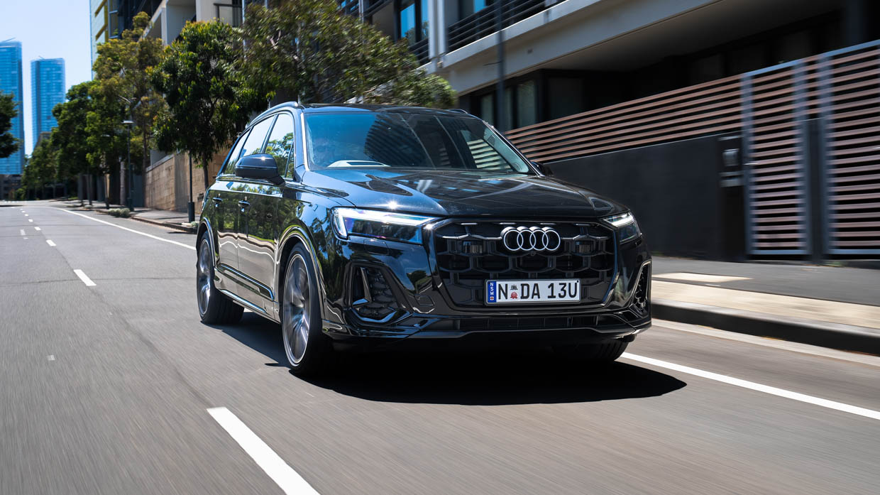 Audi Q7 50 TDI 2025 driving