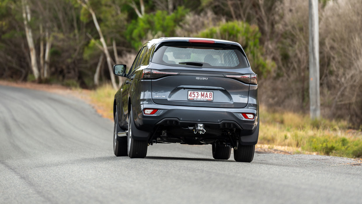 Isuzu MU-X LS-M 2025 rear driving