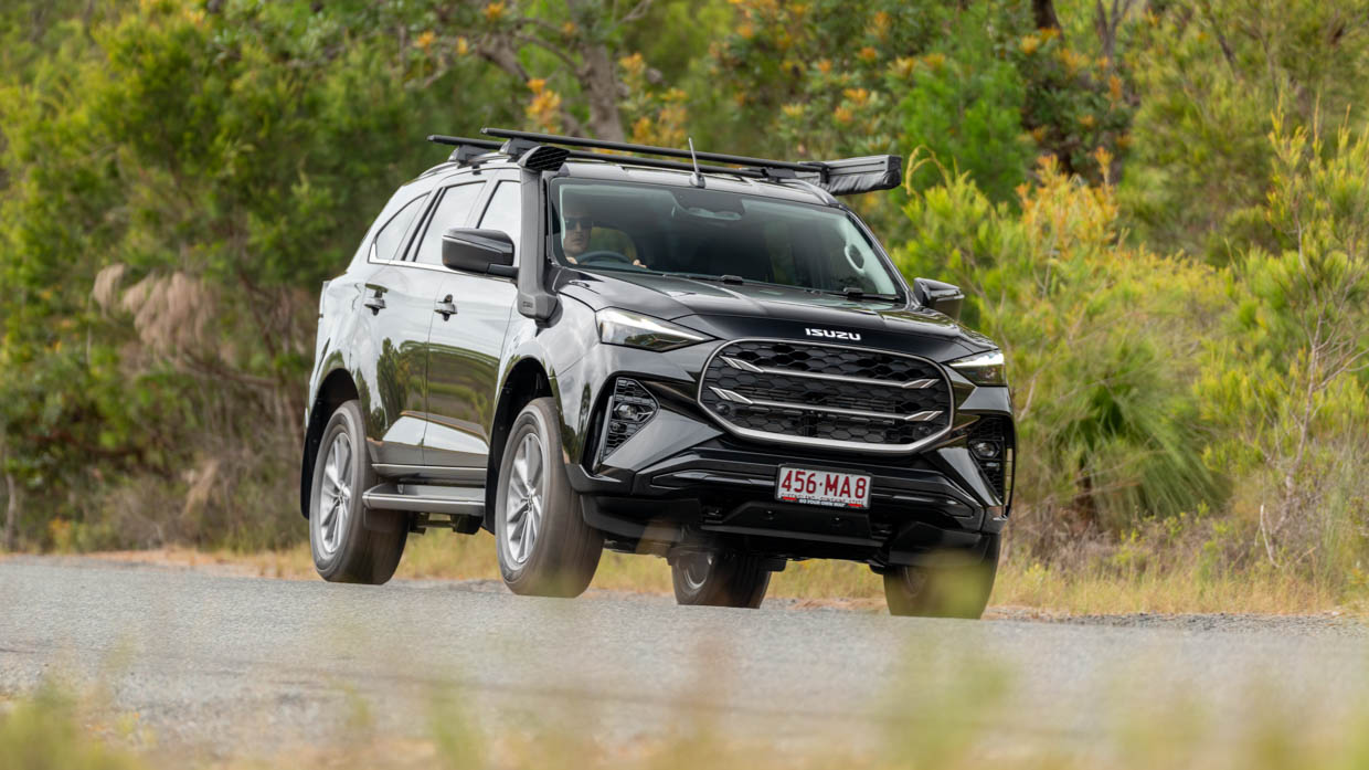 Isuzu MU-X LS-U 2025 driving