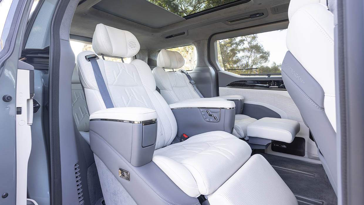 Zeekr 009 2025 second row seats 4