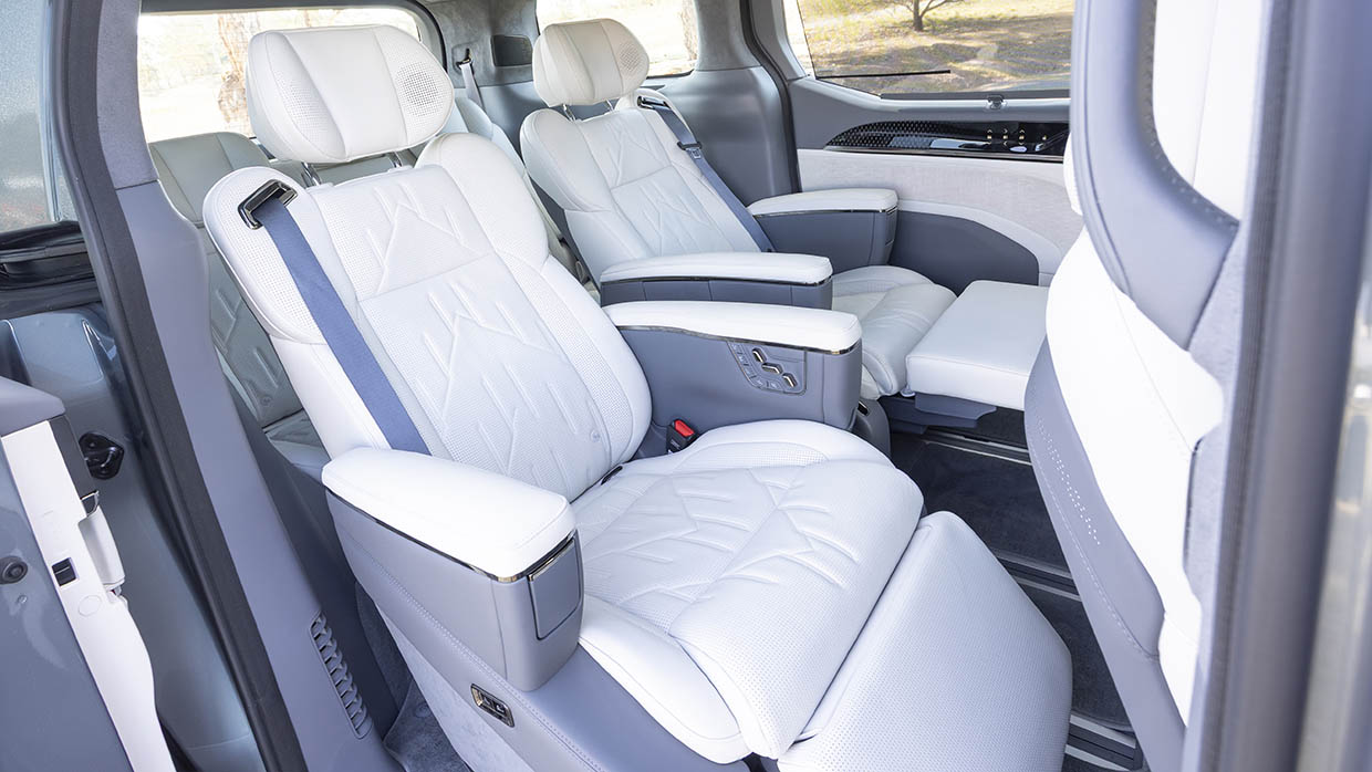 Zeekr 009 2025 second row seats 4