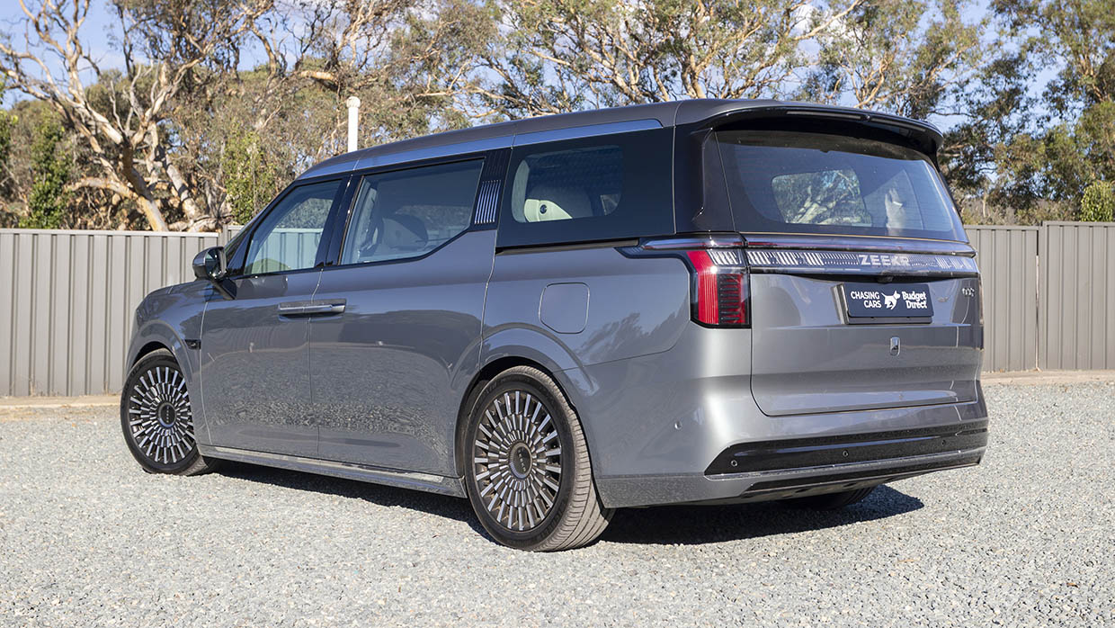 Zeekr 009 2025 rear 3/4