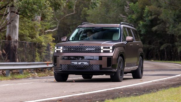 Hyundai Santa Fe hybrid Calligraphy 2024 front 3