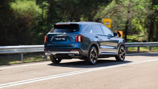 Kia Sorento HEV 2024 driving 2