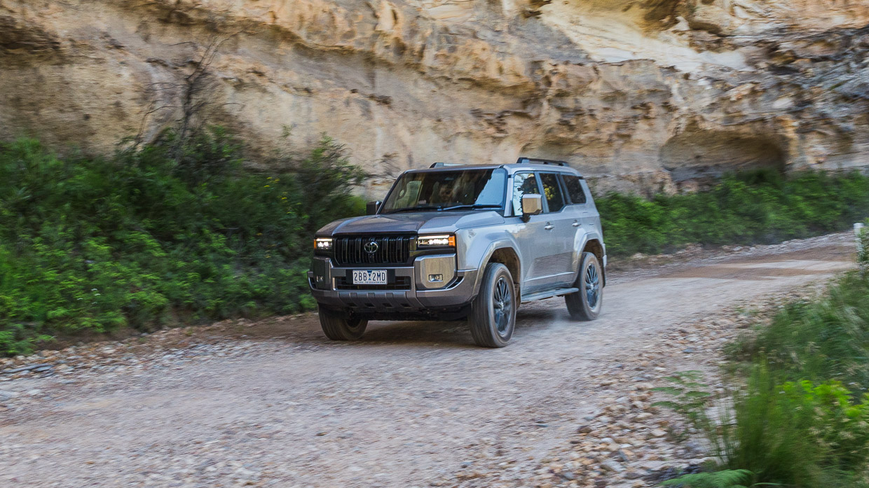 Toyota Prado Kakadu 2025 entrance 3/4 driving 17