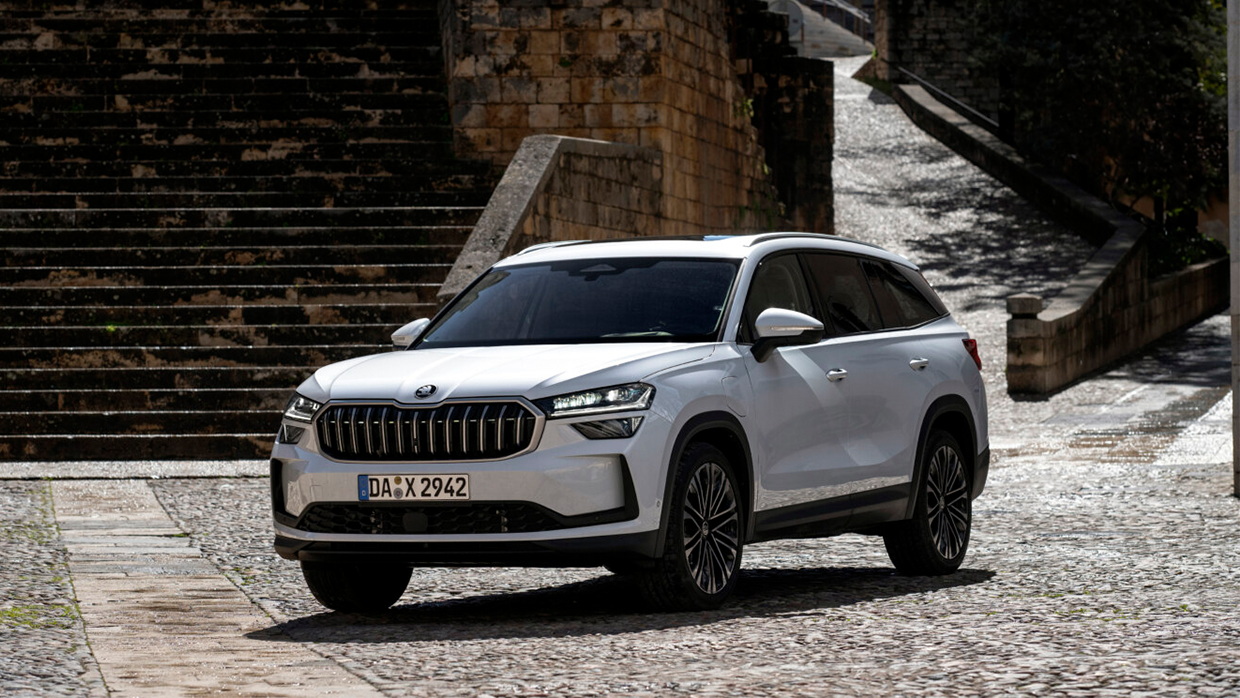 2025 Skoda Kodiaq PHEV front 3 4 1