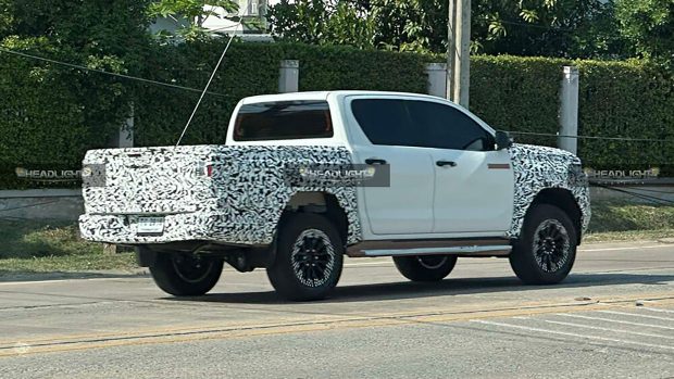 2025 toyota hilux spy headlight mag 2