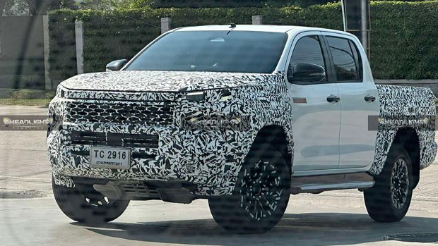 2025 toyota hilux spy headlight mag 3