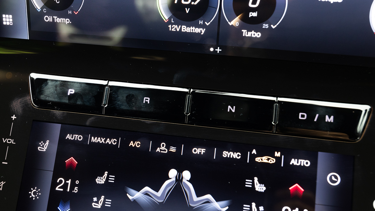 Maserati GranTurismo Modena 2025 interior shifter