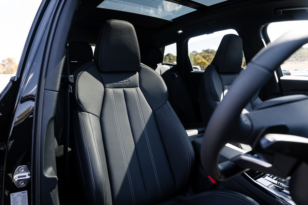 Audi Q6_e-Tron Quattro 2025 front seat