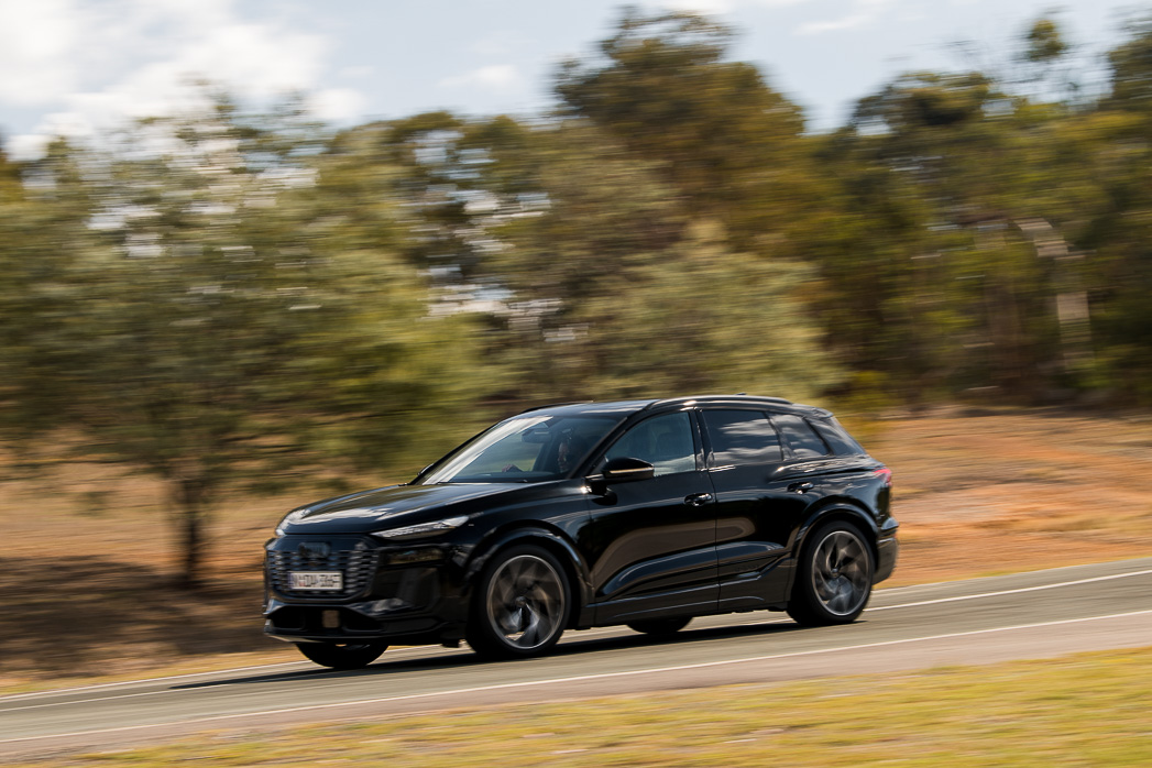 Audi Q6_e-Tron Quattro 2025 driving front 2