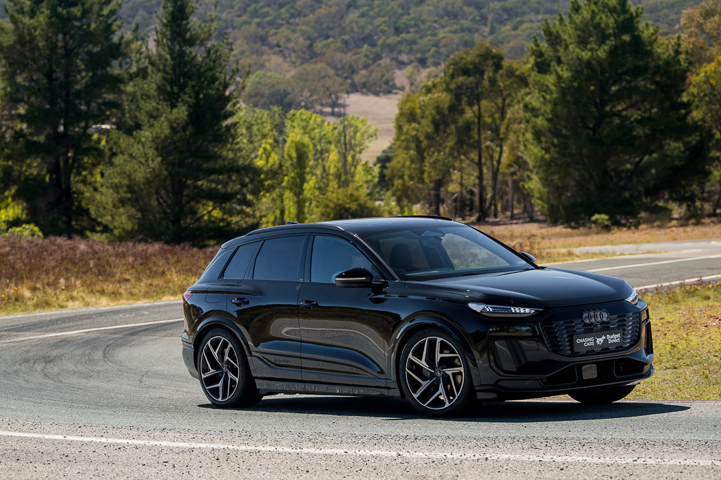 Audi Q6_e-Tron Quattro 2025 driving front 5