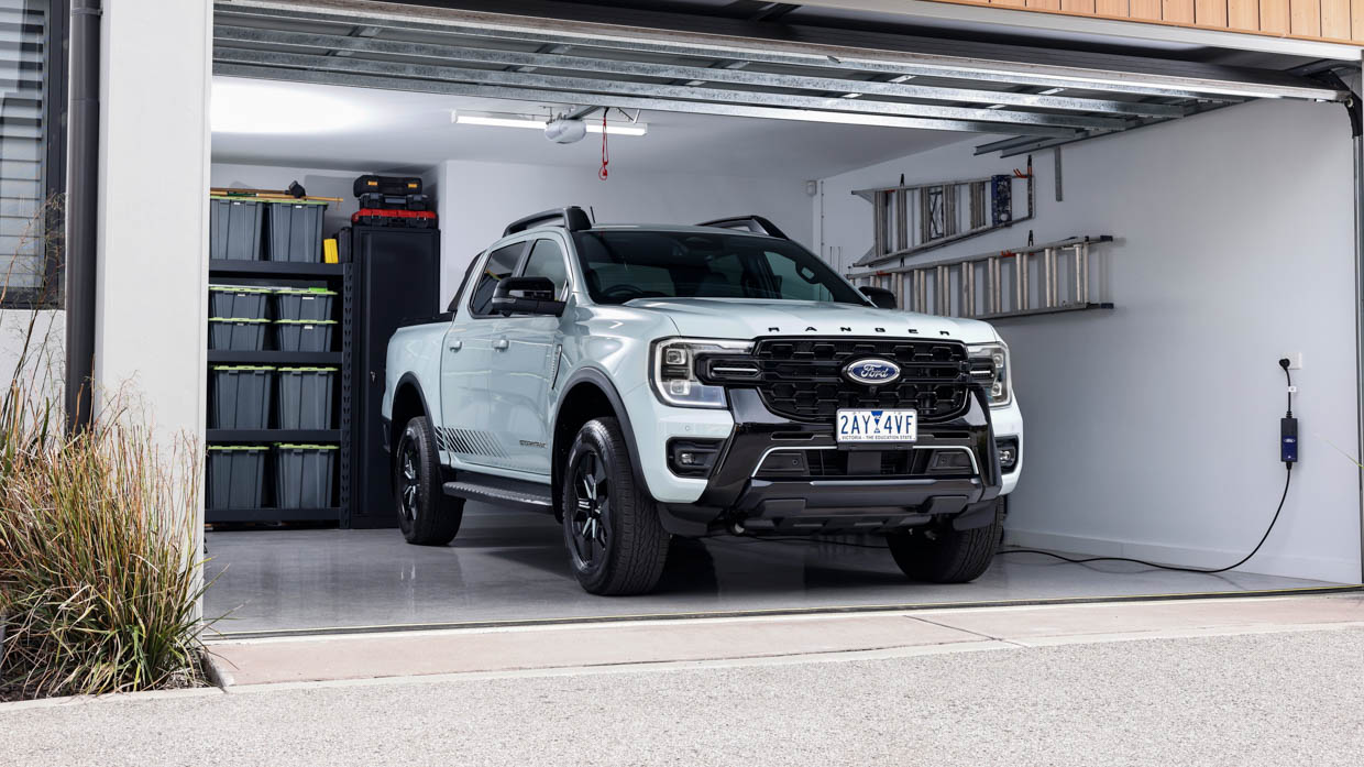 Ford Ranger PHEV Stormtrak 2025 garage