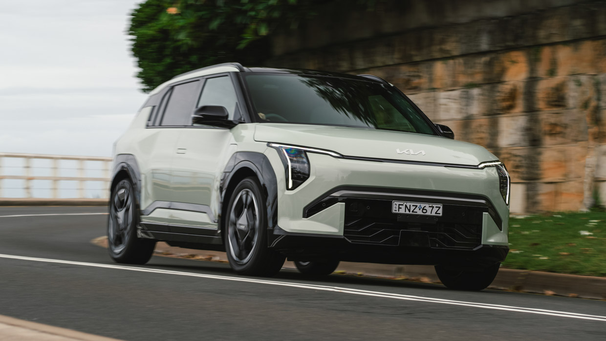 Kia EV3 GT-Line 2025 driving 5