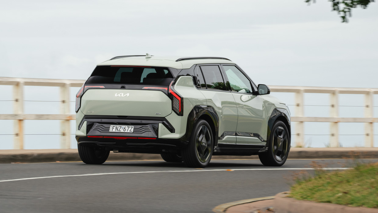 Kia EV3 GT-Line 2025 driving 4