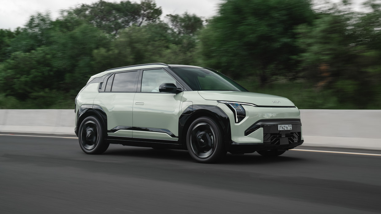 Kia EV3 GT-Line 2025 driving 2