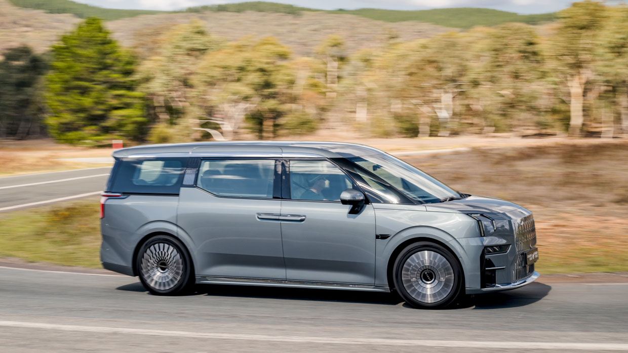 Zeekr 009 2025 driving 10