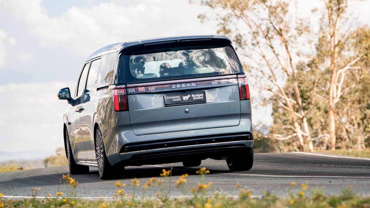 Zeekr 009 2025 driving 20