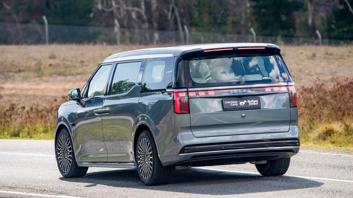 Zeekr 009 2025 driving 12