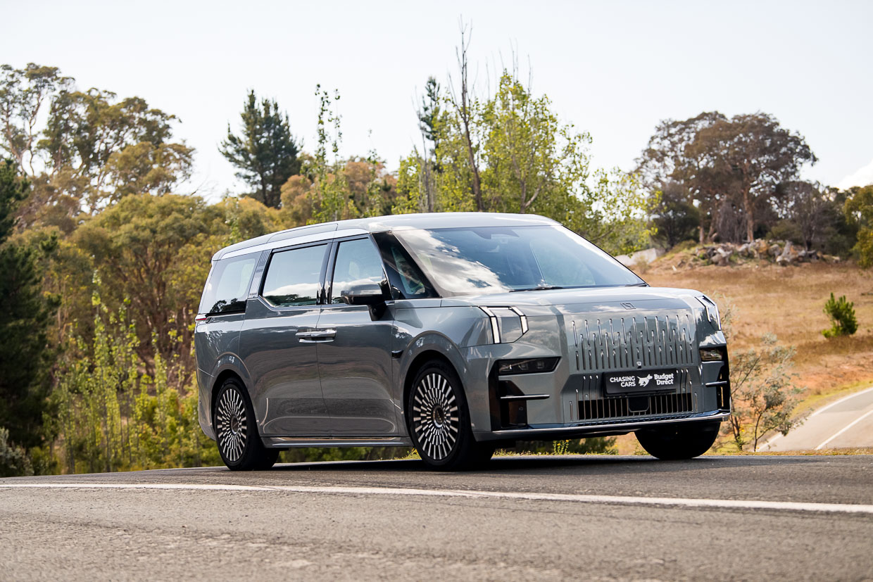 Zeekr 009 2025 driving 17